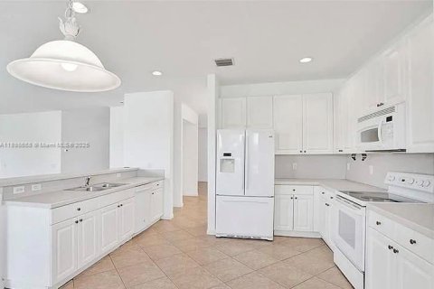 Снять в аренду виллу или дом в Уэстон, Флорида 5 спален, 287.25м2, № 1950628 - фото 3