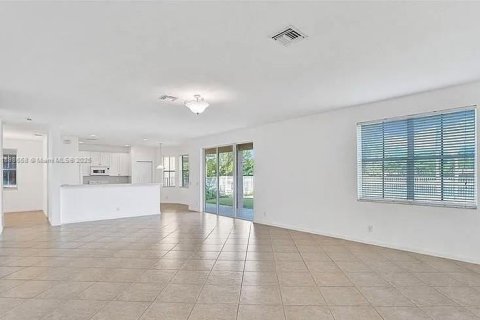 Снять в аренду виллу или дом в Уэстон, Флорида 5 спален, 287.25м2, № 1950628 - фото 5