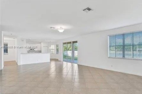 Снять в аренду виллу или дом в Уэстон, Флорида 5 спален, 287.25м2, № 1950628 - фото 7