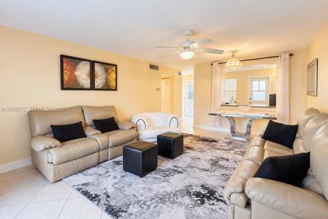 Copropriété à louer à Hallandale Beach, Floride: 1 chambre, 67.82 m2 № 2365695 - photo 2