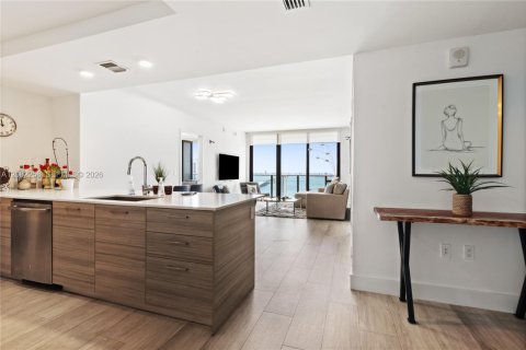 Condo in Miami, Florida, 2 bedrooms  № 2246889 - photo 6