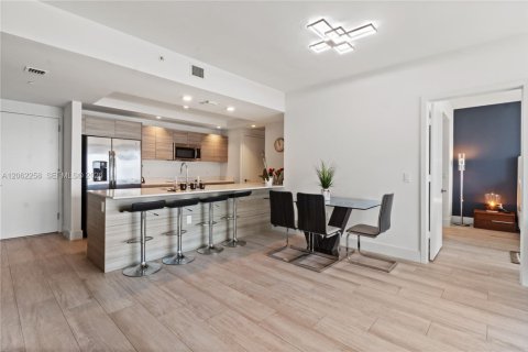Condo in Miami, Florida, 2 bedrooms  № 2246889 - photo 3
