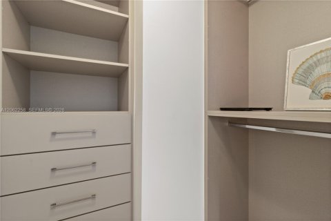 Condo in Miami, Florida, 2 bedrooms  № 2246889 - photo 13