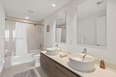 Condo in Miami, Florida, 2 bedrooms  № 2246889 - photo 12