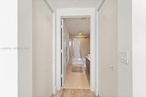 Condo in Miami, Florida, 2 bedrooms  № 2246889 - photo 16