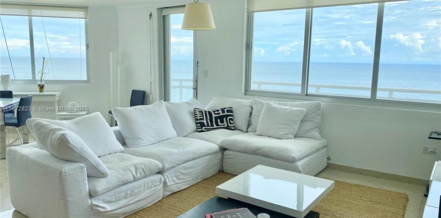 Condominio en Miami Beach, Florida, 2 dormitorios № 1979968