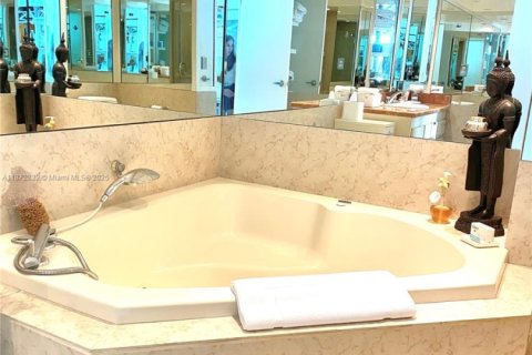 Condominio en venta en Miami Beach, Florida, 2 dormitorios, 135.17 m2 № 1979968 - foto 28
