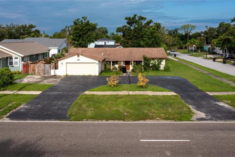 Casa en venta en Saint Petersburg, Florida, 2 dormitorios, 131.27 m2 № 1900934 - foto 1