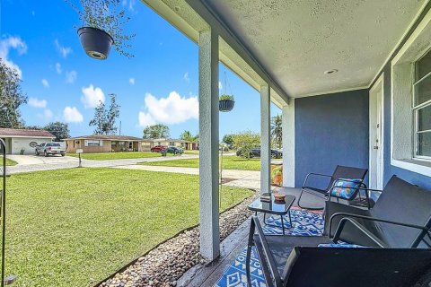 House in Saint Petersburg, Florida 3 bedrooms, 103.68 sq.m. № 1822550 - photo 17
