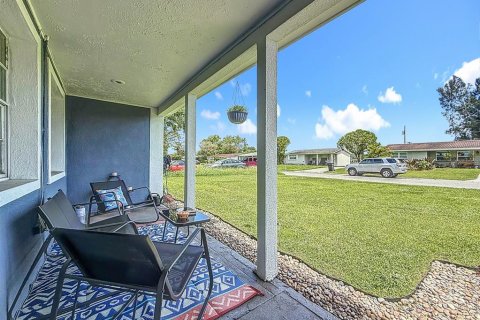 House in Saint Petersburg, Florida 3 bedrooms, 103.68 sq.m. № 1822550 - photo 16