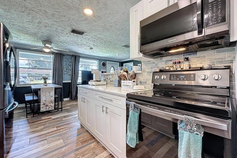 House in Saint Petersburg, Florida 3 bedrooms, 103.68 sq.m. № 1822550 - photo 3