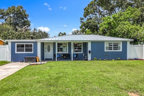 House in Saint Petersburg, Florida 3 bedrooms, 103.68 sq.m. № 1822550 - photo 1