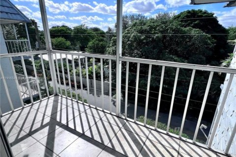 Condo in North Miami, Florida, 1 bedroom  № 2081991 - photo 18