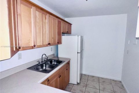 Condo in North Miami, Florida, 1 bedroom  № 2081991 - photo 6