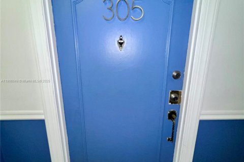 Condo in North Miami, Florida, 1 bedroom  № 2081991 - photo 2