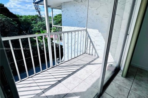 Condo in North Miami, Florida, 1 bedroom  № 2081991 - photo 17