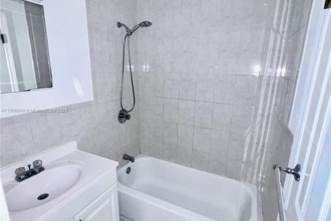 Condo in North Miami, Florida, 1 bedroom  № 2081991 - photo 12