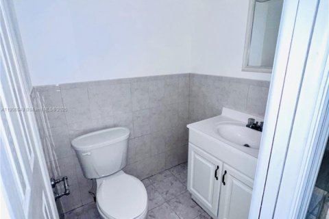 Condo in North Miami, Florida, 1 bedroom  № 2081991 - photo 11