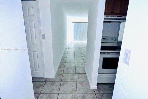 Condo in North Miami, Florida, 1 bedroom  № 2081991 - photo 3
