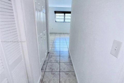 Condo in North Miami, Florida, 1 bedroom  № 2081991 - photo 13