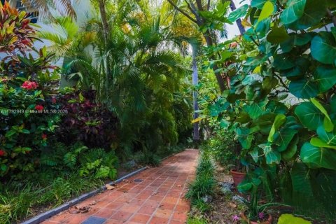 Condo in Miami Beach, Florida, 1 bedroom  № 1937969 - photo 17