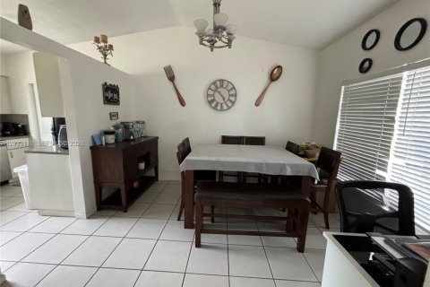 House in Miami, Florida 3 bedrooms, 116.31 sq.m. № 2078394 - photo 6