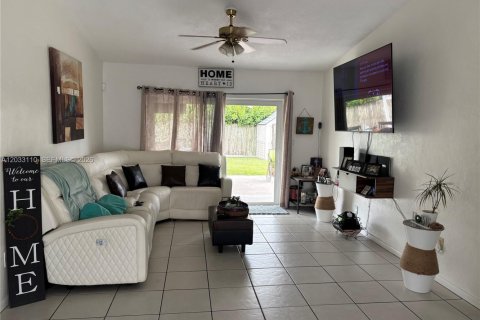House in Miami, Florida 3 bedrooms, 116.31 sq.m. № 2078394 - photo 4