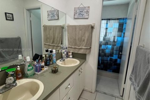 House in Miami, Florida 3 bedrooms, 116.31 sq.m. № 2078394 - photo 13