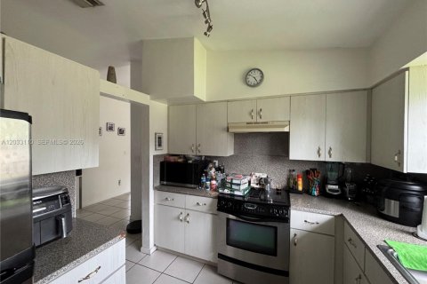 House in Miami, Florida 3 bedrooms, 116.31 sq.m. № 2078394 - photo 8