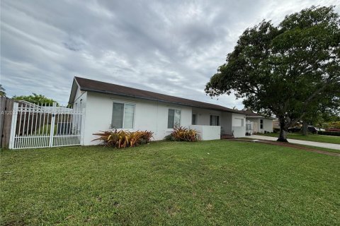House in Miami, Florida 3 bedrooms, 116.31 sq.m. № 2078394 - photo 2