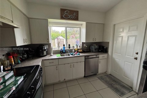 House in Miami, Florida 3 bedrooms, 116.31 sq.m. № 2078394 - photo 7