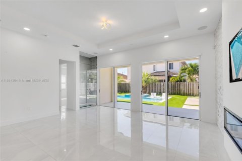 Villa ou maison à louer à Miami, Floride: 5 chambres, 206.15 m2 № 1941618 - photo 4
