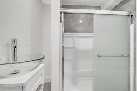 Villa ou maison à louer à Miami, Floride: 5 chambres, 206.15 m2 № 1941618 - photo 22