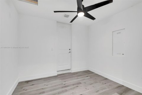 Villa ou maison à louer à Miami, Floride: 5 chambres, 206.15 m2 № 1941618 - photo 21