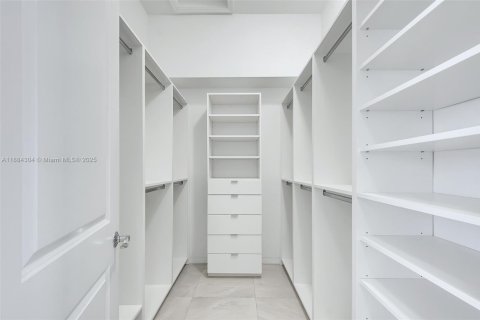 Villa ou maison à louer à Miami, Floride: 5 chambres, 206.15 m2 № 1941618 - photo 9