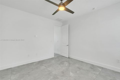 Villa ou maison à louer à Miami, Floride: 5 chambres, 206.15 m2 № 1941618 - photo 19