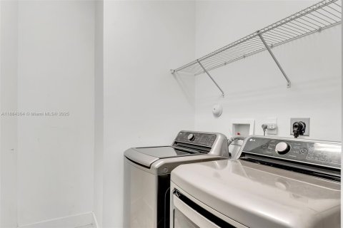 Villa ou maison à louer à Miami, Floride: 5 chambres, 206.15 m2 № 1941618 - photo 13