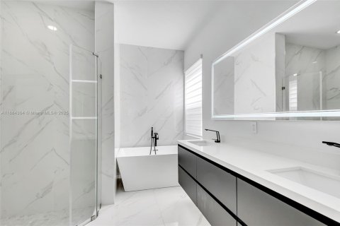 Villa ou maison à louer à Miami, Floride: 5 chambres, 206.15 m2 № 1941618 - photo 10