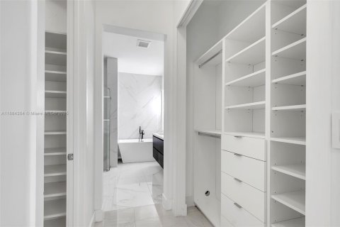 Villa ou maison à louer à Miami, Floride: 5 chambres, 206.15 m2 № 1941618 - photo 8
