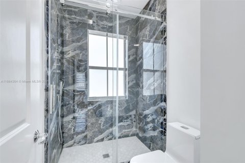 Villa ou maison à louer à Miami, Floride: 5 chambres, 206.15 m2 № 1941618 - photo 17