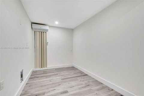 Villa ou maison à louer à Miami, Floride: 5 chambres, 206.15 m2 № 1941618 - photo 23