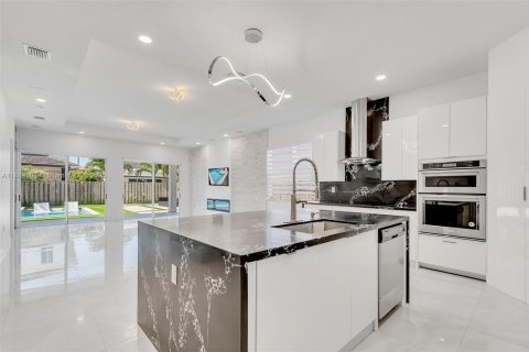 Villa ou maison à louer à Miami, Floride: 5 chambres, 206.15 m2 № 1941618 - photo 1