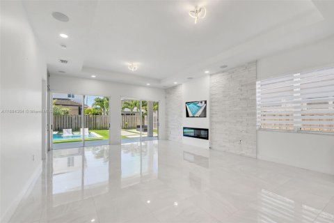 Villa ou maison à louer à Miami, Floride: 5 chambres, 206.15 m2 № 1941618 - photo 3