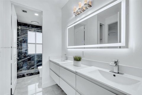 Villa ou maison à louer à Miami, Floride: 5 chambres, 206.15 m2 № 1941618 - photo 16