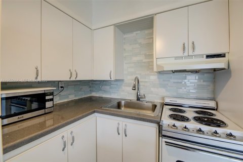 Condominio en venta en Hallandale Beach, Florida, 1 dormitorio, 70.14 m2 № 2010154 - foto 14