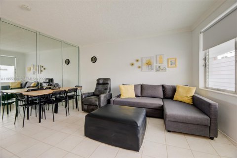 Condominio en venta en Hallandale Beach, Florida, 1 dormitorio, 70.14 m2 № 2010154 - foto 7