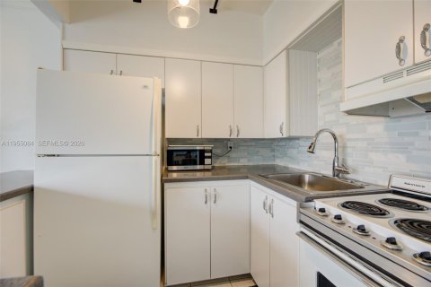 Condominio en venta en Hallandale Beach, Florida, 1 dormitorio, 70.14 m2 № 2010154 - foto 13