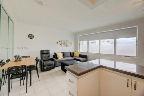 Condominio en venta en Hallandale Beach, Florida, 1 dormitorio, 70.14 m2 № 2010154 - foto 15