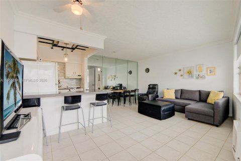 Condominio en venta en Hallandale Beach, Florida, 1 dormitorio, 70.14 m2 № 2010154 - foto 6