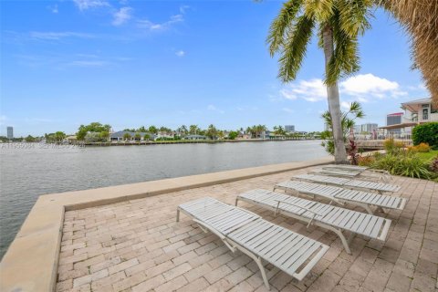 Condominio en venta en Hallandale Beach, Florida, 1 dormitorio, 70.14 m2 № 2010154 - foto 25